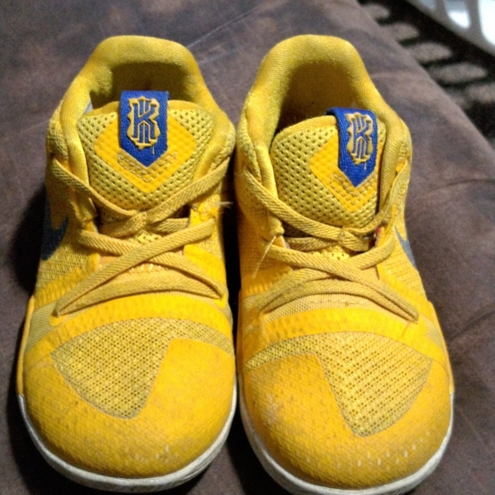 Nike toddler Kyrie Irving limited edition Mac and cheese size 8 toddler shoes